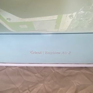 LIKE NEW - FULLY FUNCTIONAL CRICUT EXPLORE AIR 2 (MINT)